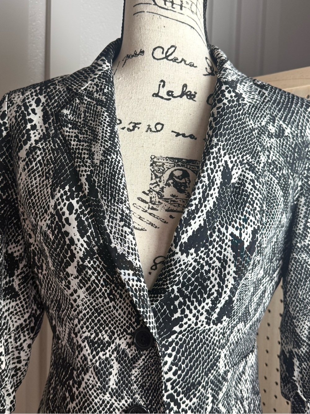 Express Snakeskin Print Blazer | Black & White | Ruched Sleeve | Size 4 - Picture 3 of 9